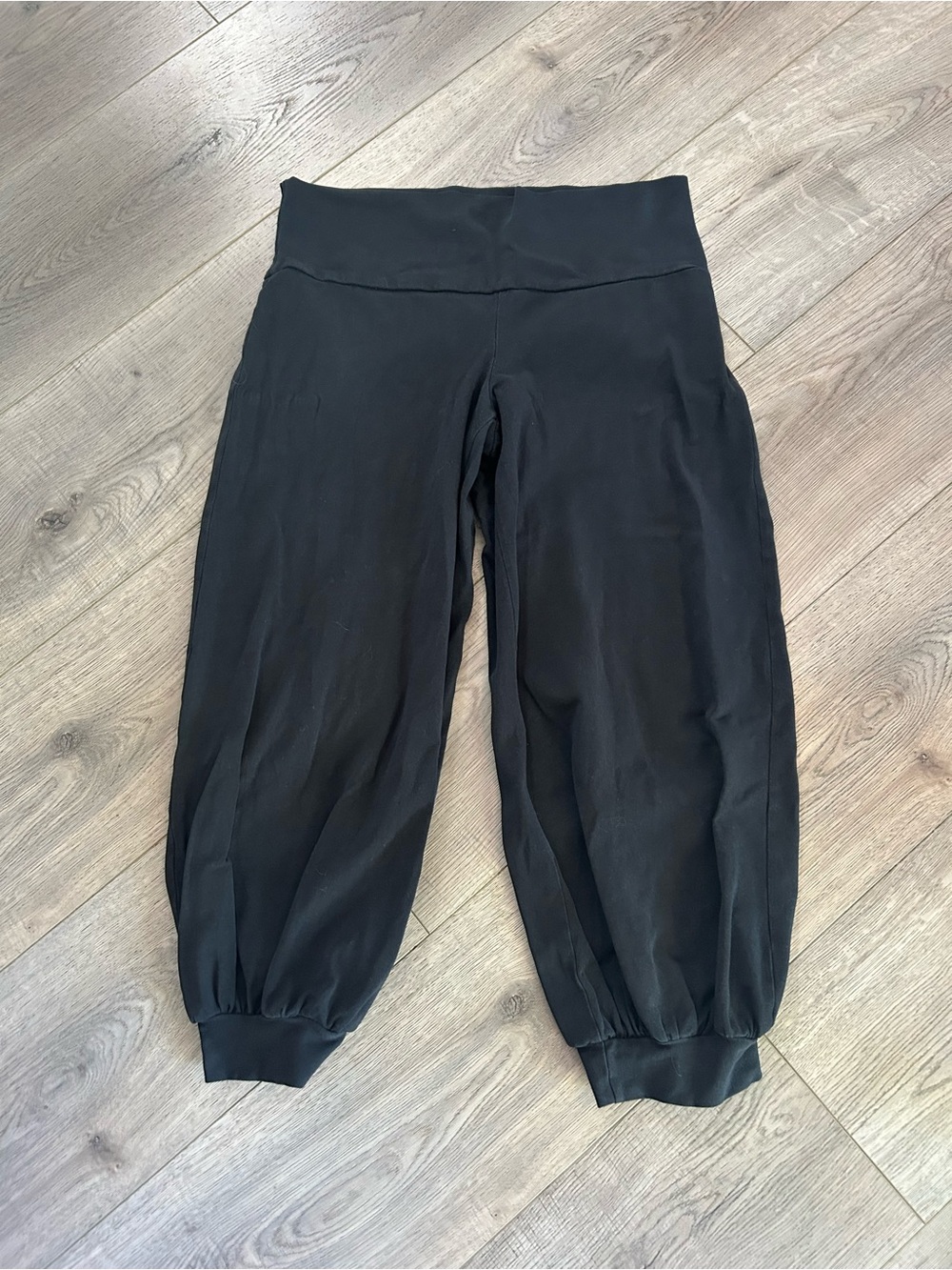 Aritzia Talula Black High-Waist Cropped Jogger Pants
